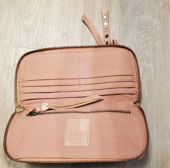 Free People Vegan Wallet Distressed - Picture 4 of 8